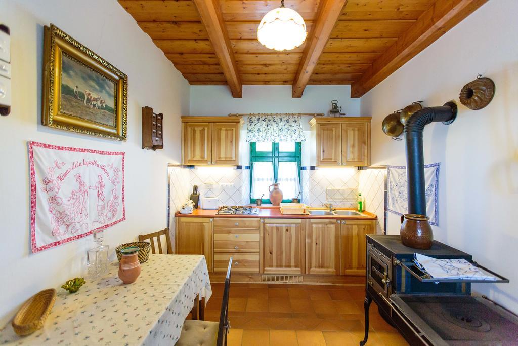 Oereghegyi Apartman Vindornyalak Habitación foto